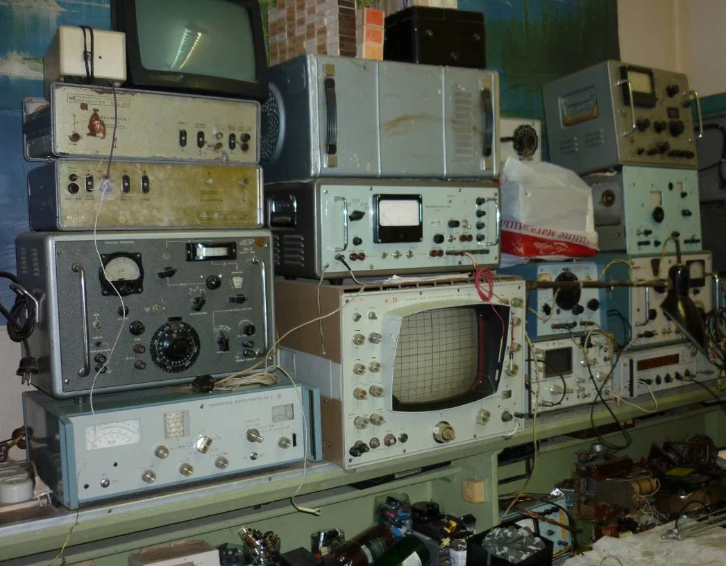 Инженер работает с платами